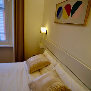 Camera piccola con letto king size
